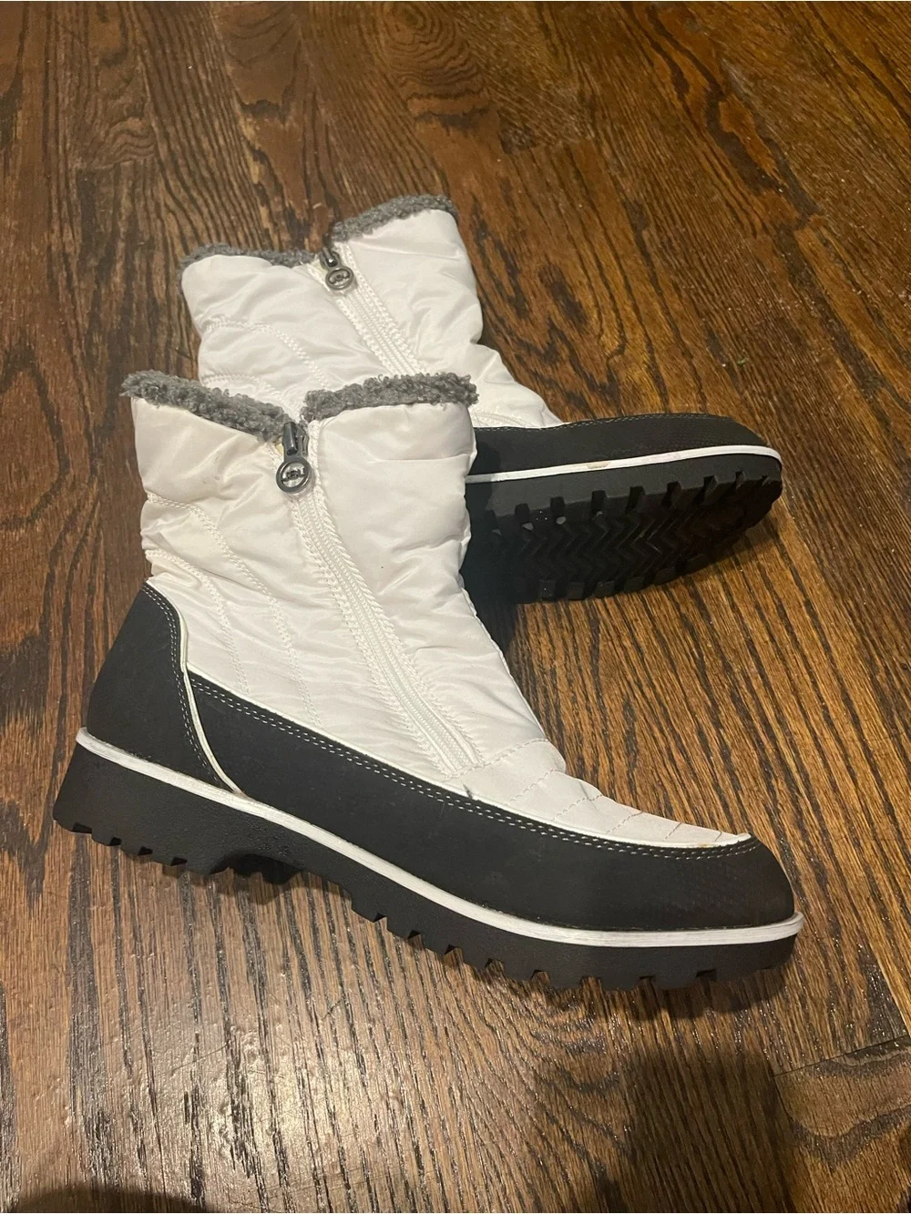 JBU Women's Light Gray and Black Insulated Winter Boots size 9.5